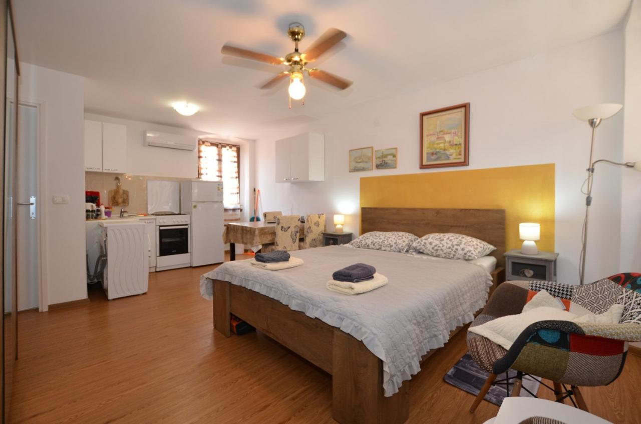 Ferri 16 Studio โรวีน ภายนอก รูปภาพ